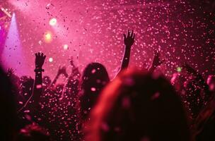 ai généré gens à une concert en chantant et dansant photo