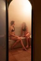 deux jeunes femmes profitant d'un hammam ou d'un bain turc photo