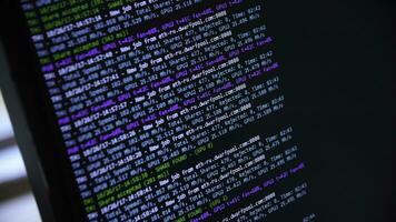 écran avec crypto code, vert numériques. bitcoin sur ordinateur écran avec code bitcoin exploitation minière photo