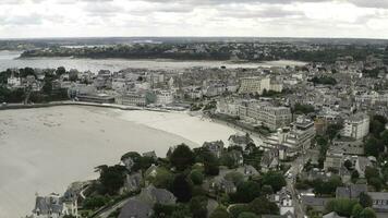 aérien vue de magnifique historique et moderne bâtiments près le au bord de la rivière dans un de européen ville contre gris nuageux ciel. action. incroyable vue de vieux et moderne européen architecture photo