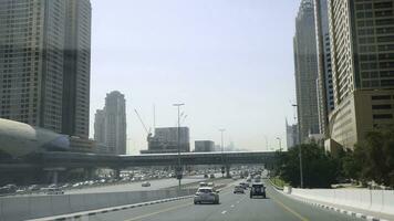 uni arabe émirats, Dubai - octobre 2017. magnifique moderne architecture Dubai, Voyage concept. vue de le ville de le auto. vue de le intérieur de le voiture sur le des rues de Dubai photo