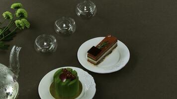 magnifique transparent théière bouilloire avec savoureux vert noir thé avec pomme, avec bougies et avec dessert dans le Contexte. turc thé dans traditionnel verre sur en bois tableau. Gâteaux et verre théière photo