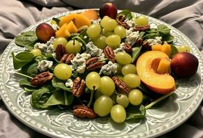 ai généré poire épinard salade avec bleu fromage, noix de pécan, pêche et les raisins photo