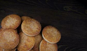 magnifique rond biscuits sur une en bois planche. une peu biscuits. une bouquet de biscuits. photo