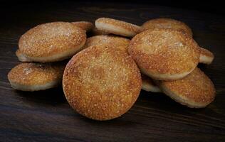 magnifique rond biscuits sur une en bois planche. une peu biscuits. une bouquet de biscuits. photo