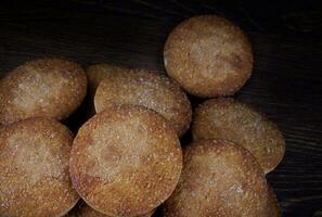 magnifique rond biscuits sur une en bois planche. une peu biscuits. une bouquet de biscuits. photo