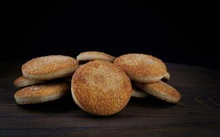 magnifique rond biscuits sur une en bois planche. une peu biscuits. une bouquet de biscuits. photo