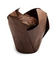 Chocolat muffin dans papier emballage isolé sur blanc Contexte. photo