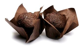 deux Chocolat muffins isolé sur une blanc Contexte . muffin avec Chocolat puces. photo