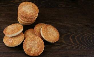 magnifique rond biscuits sur une en bois planche. une peu biscuits. une bouquet de biscuits. photo