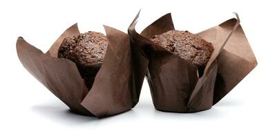 deux Chocolat muffins isolé sur une blanc Contexte . muffin avec Chocolat puces. photo