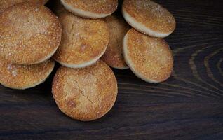 magnifique rond biscuits sur une en bois planche. une peu biscuits. une bouquet de biscuits. photo