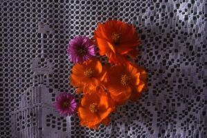 Orange fleurs sur une dentelle nappe de table photo