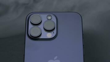 Etats-Unis, Nouveau york - septembre 15, 2023. fermer de élégant modèle de Nouveau iphone. action. élégant conception de Nouveau iphone 15 pro sur Contexte de fumée. promotionnel vidéo de Nouveau iphone modèle 15 pro photo