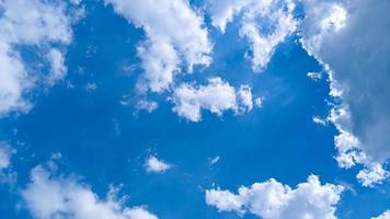 beaux nuages et ciel bleu en plein jour photo