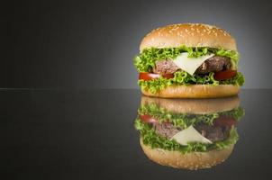 délicieux hamburger sur fond noir photo