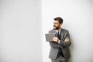 jeune homme d'affaires moderne utilisant une tablette numérique au bureau photo