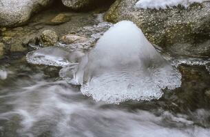 la glace sur une Roche photo