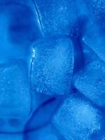 la glace cubes isolé sur bleu Contexte photo