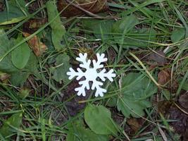 flocon de neige en papier blanc sur fond photo