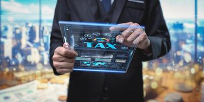 calcul impôt retour, e-taxe, homme d'affaires spectacle impôt pour individuel le revenu impôt revenir forme en ligne pour impôt Paiement concept. . Les données analyse, formalités administratives, financier recherche, gouvernement, Etat les taxes photo