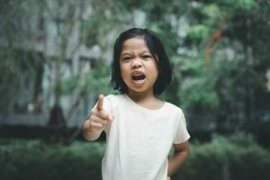 portrait d'une fille asiatique émotionnelle en colère criant et frustrée criant de colère, folle et criant sur fond blanc, concept de trouble d'hyperactivité avec déficit de l'attention adhd photo