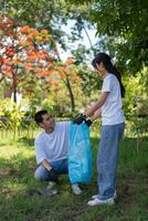 content Jeune asiatique élèves diverse bénévoles avec des ordures Sacs nettoyage zone dans le parc, le concept de environnement préservation sur monde environnement jour, recyclage, charité pour durabilité. photo