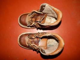 chaussures anciennes et nouvelles pour hommes et femmes photo