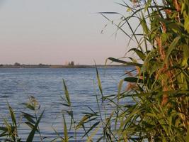 fond de panorama de la rivière et côte de paysage photo