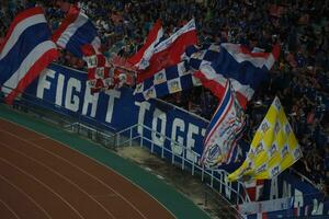 Bangkok, Thaïlande , 2014 - à une Football jeu, le Thaïlande drapeau est volé dans une stade. photo