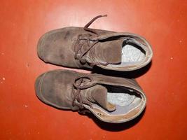 chaussures anciennes et nouvelles pour hommes et femmes photo