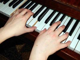 main de touches de piano