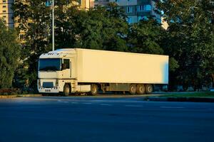 longue distance un camion pour transportant des biens dans le parking lot photo