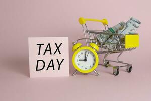 impôt journée mot sur rose arrière-plan, affaires concept. photo