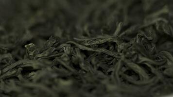 Contexte texture de sencha vert thé - frais, doux, délicat thé. noir thé proche en haut Contexte. tas de sec noir thé ,texture. macro tir. photo