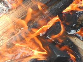 le feu naturel brûle du bois de chauffage photo