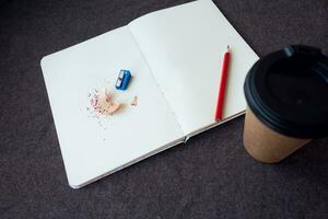 crayon, carnet et papier café tasse photo