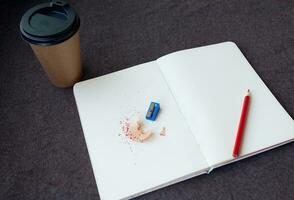 crayon, carnet et papier café tasse photo