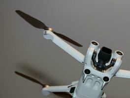macro vue drone capteur et drone hélice concentrer est sur seconde hélice bourdonnement concept vidéo film fabrication opérateur location équipement arrière-plans haute qualité séquences photo