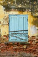 une bleu embarqué porte sur une ancien mur de un vieux bâtiment. photo