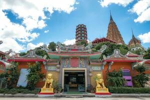 wat tham Khao non je chinois temple avec pagode dans Kanchanaburi photo