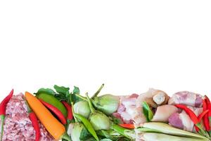 brut Viande nourriture avec des légumes et herbes sur gris Contexte photo