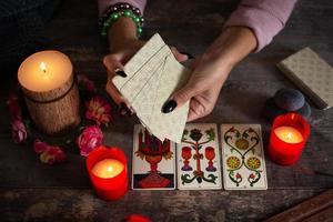 diseuse de bonne aventure lisant un avenir par des cartes de tarot photo