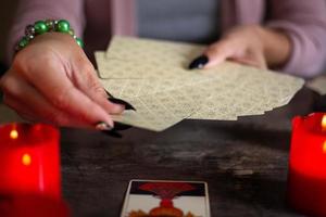 diseuse de bonne aventure lisant un avenir par des cartes de tarot photo