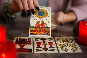 diseuse de bonne aventure lisant un avenir par des cartes de tarot photo