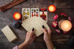 diseuse de bonne aventure lisant un avenir par des cartes de tarot photo