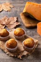 muffins à la citrouille sur table en bois. nourriture d'automne photo