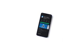 Morfix app play store page sur l'affichage d'un smartphone mobile noir isolé sur fond blanc photo