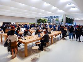 personnes visitant l'apple store de la 5e avenue. Apple Inc. photo