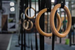 anneaux de gymnastique dans la salle de gym photo